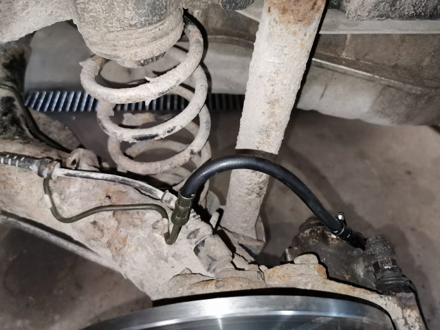 Jaunu bremžu trubu uzstādīšana 